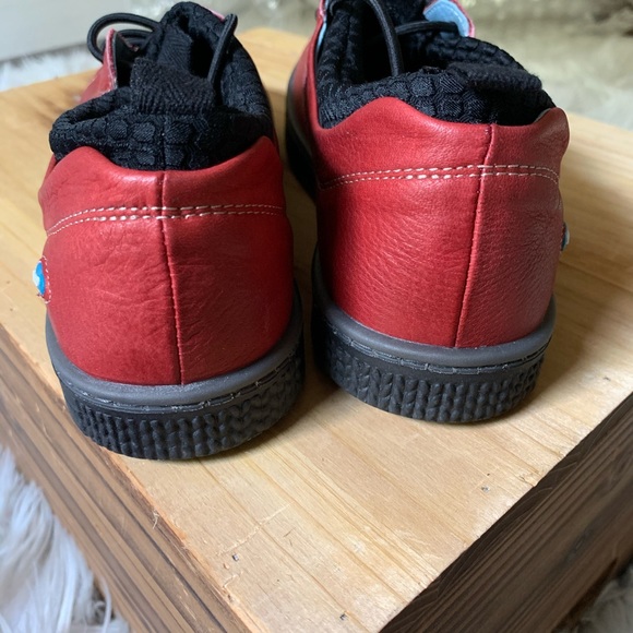 Cloud Footwear NIB Red Naja Sneakers - Picture 3 of 6